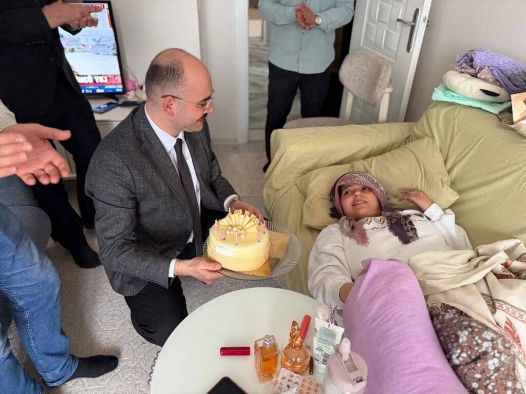 Depremde Bacağını Kaybetti, Hayata Tutundu