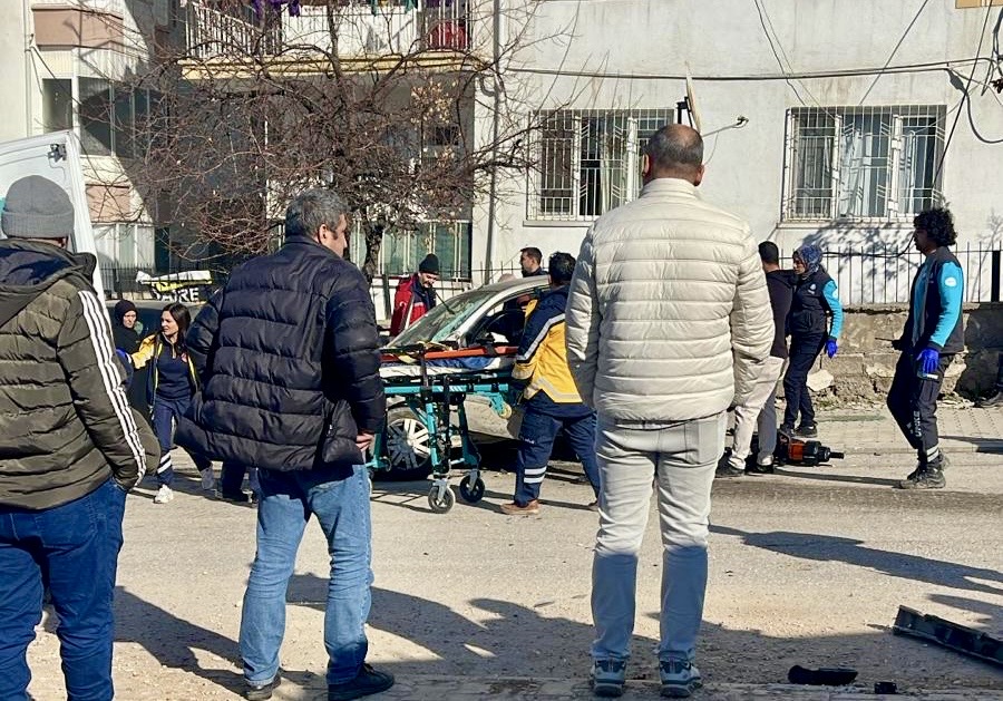 Malatya’da Yolcu Otobüsü İle Otomobil Çarpıştı: 3 Yaralı