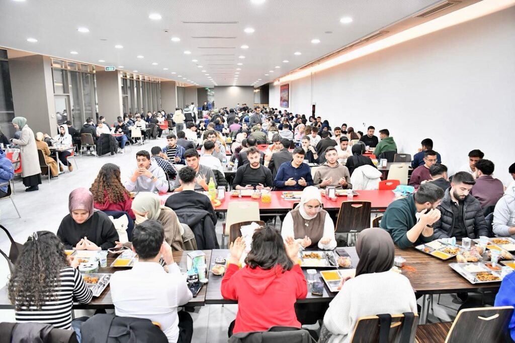 Yeşilyurt Belediyesi’nden İnönü Üniversitesi Yaşam Merkezi’nde Gönül Sofrası!