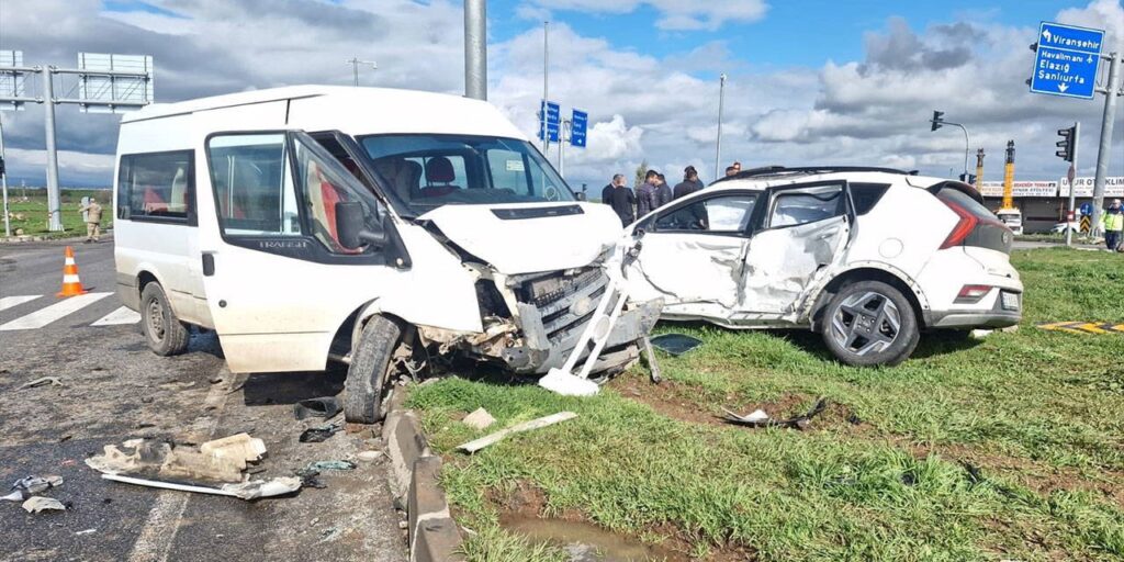 Diyarbakır’da Servis Minibüsü ile Otomobil Çarpıştı: 13’ü Öğrenci 15 Yaralı