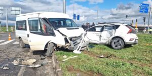 Diyarbakır’da Servis Minibüsü ile Otomobil Çarpıştı: 13’ü Öğrenci 15 Yaralı