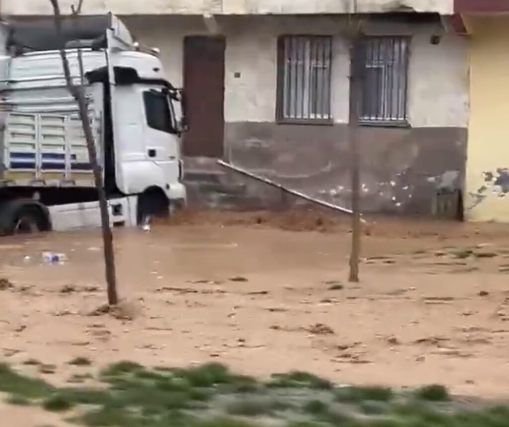 Sağanak Yağış Hayatı Felç Etti! İşte Son Durum