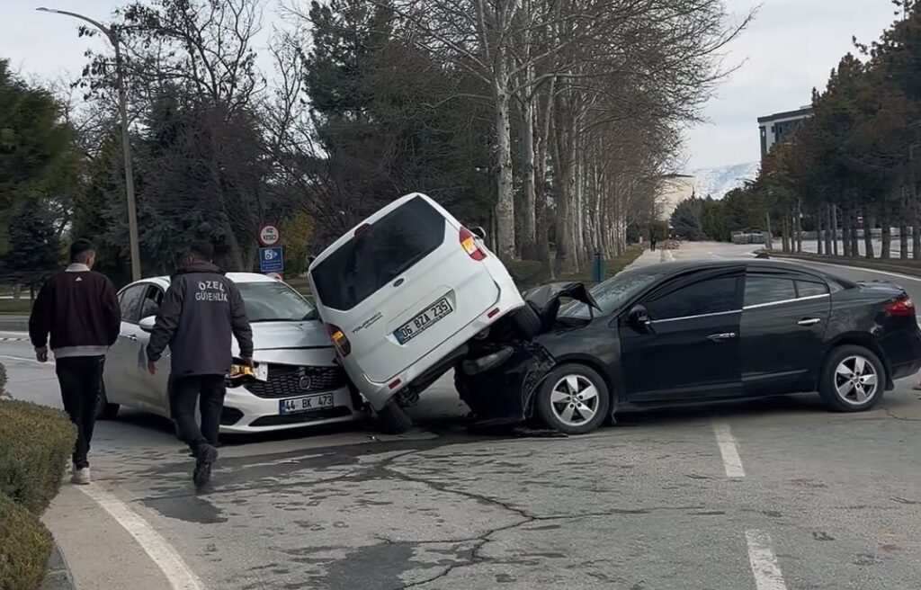 İnönü Üniversitesi Kampüsünde 3 Araçlı Kaza