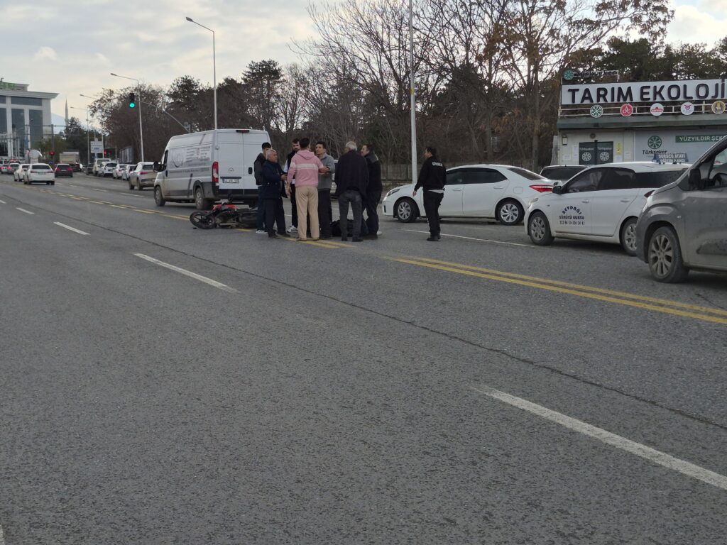 Otomobilin Çarptığı Motosiklet Sürücüsü Yaralandı