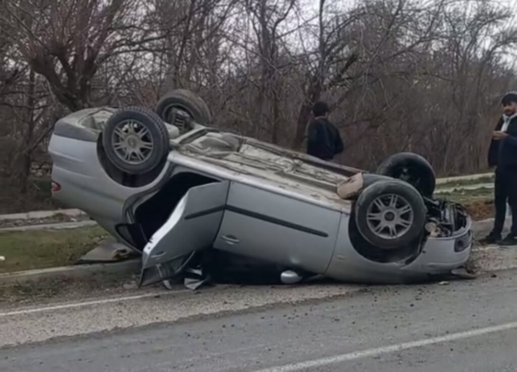 Ters Dönen Otomobildeki 3 Kişi Kazayı Yara Almadan Atlattı