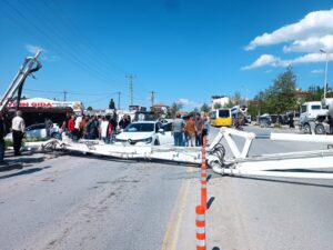 Battalgazi’de İnşaat Kazası: Beton Pompası Caddeye Devrildi