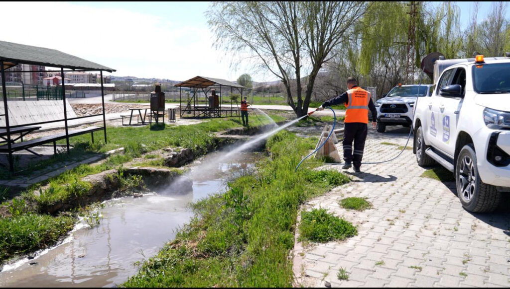 Elazığ Belediyesi Bahar Döneminde İlaçlama Çalışmalarını Artırdı