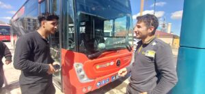 Otobüste Türkü Sürprizi: 21 Yaşındaki Genç Yolculara Moral Oldu