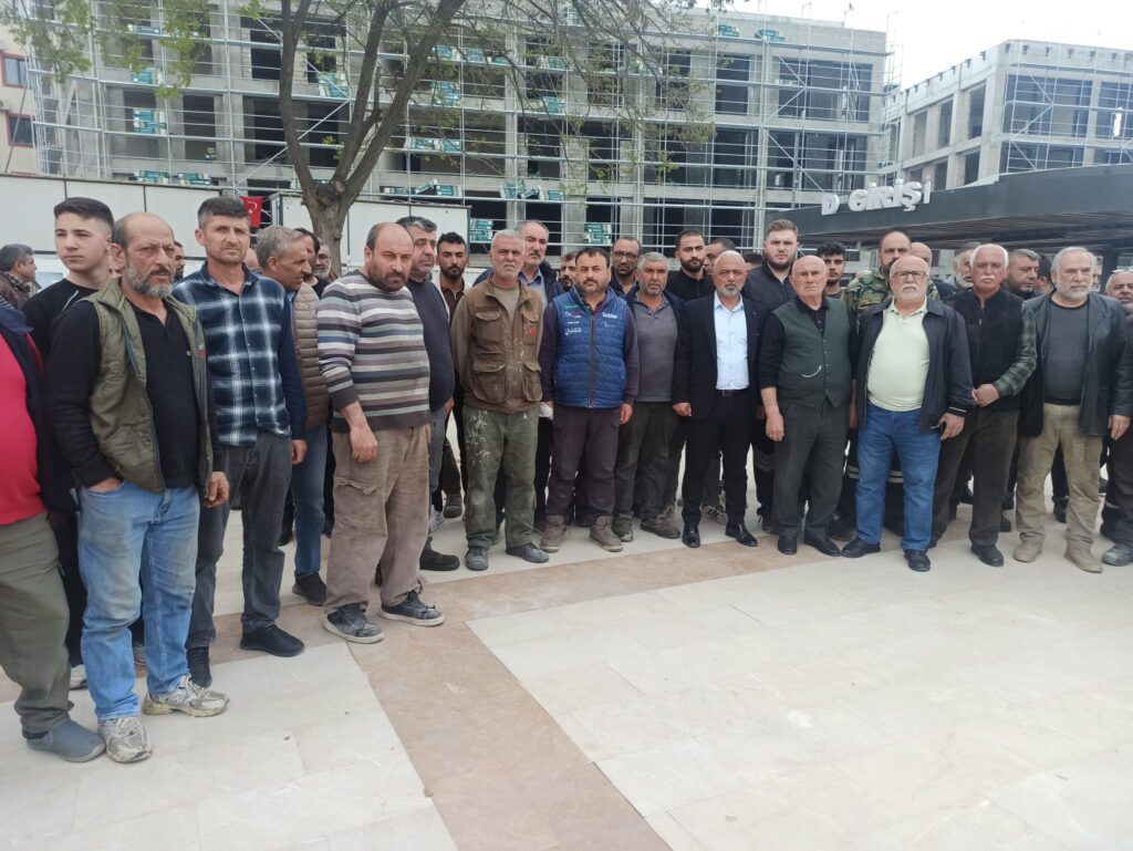 Sanayi Esnafı Valilik Önünde Toplandı: 3 Gün Süre Verilen Esnaflardan Vekillere Sert Tepki