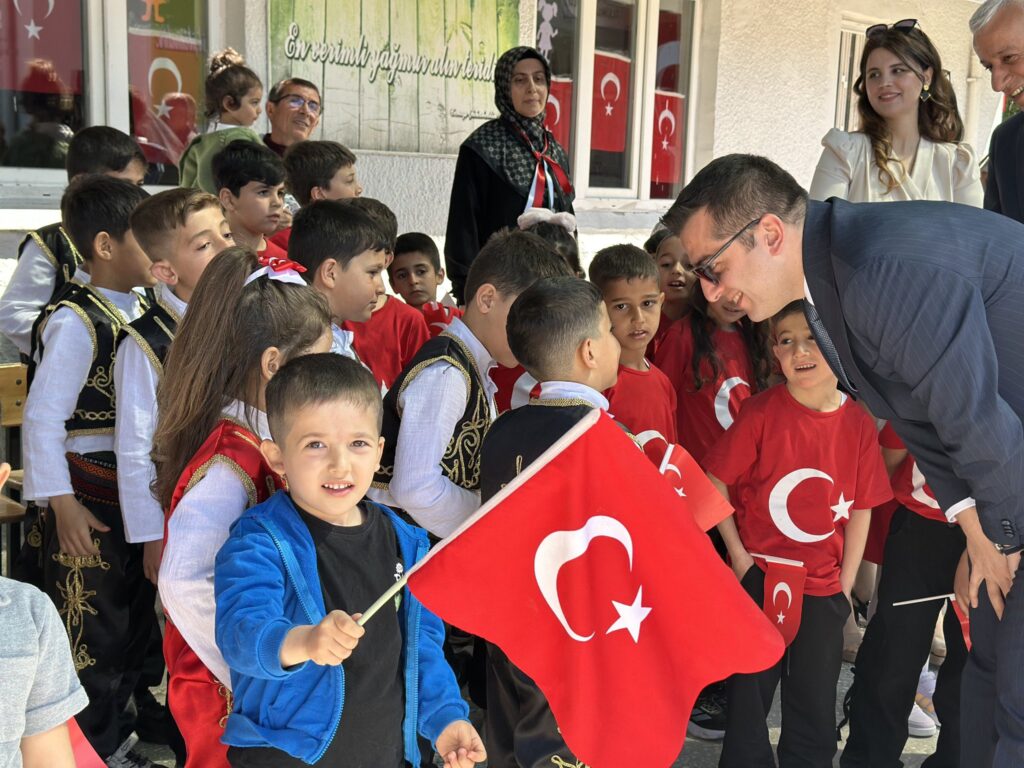 Yazıhan’da 23 Nisan Coşkusu: Kaymakam Kurt Öğrencilerle Bocce Oynadı