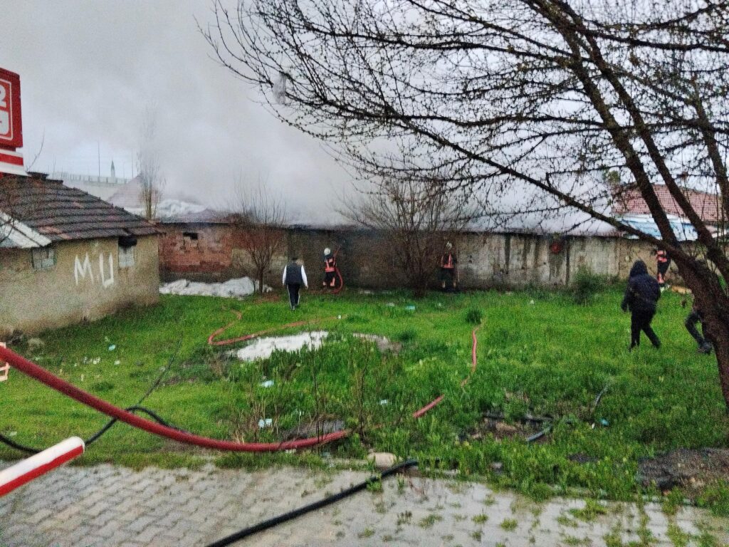 Yeşiltepe’de Depo Yangını Paniğe Neden Oldu