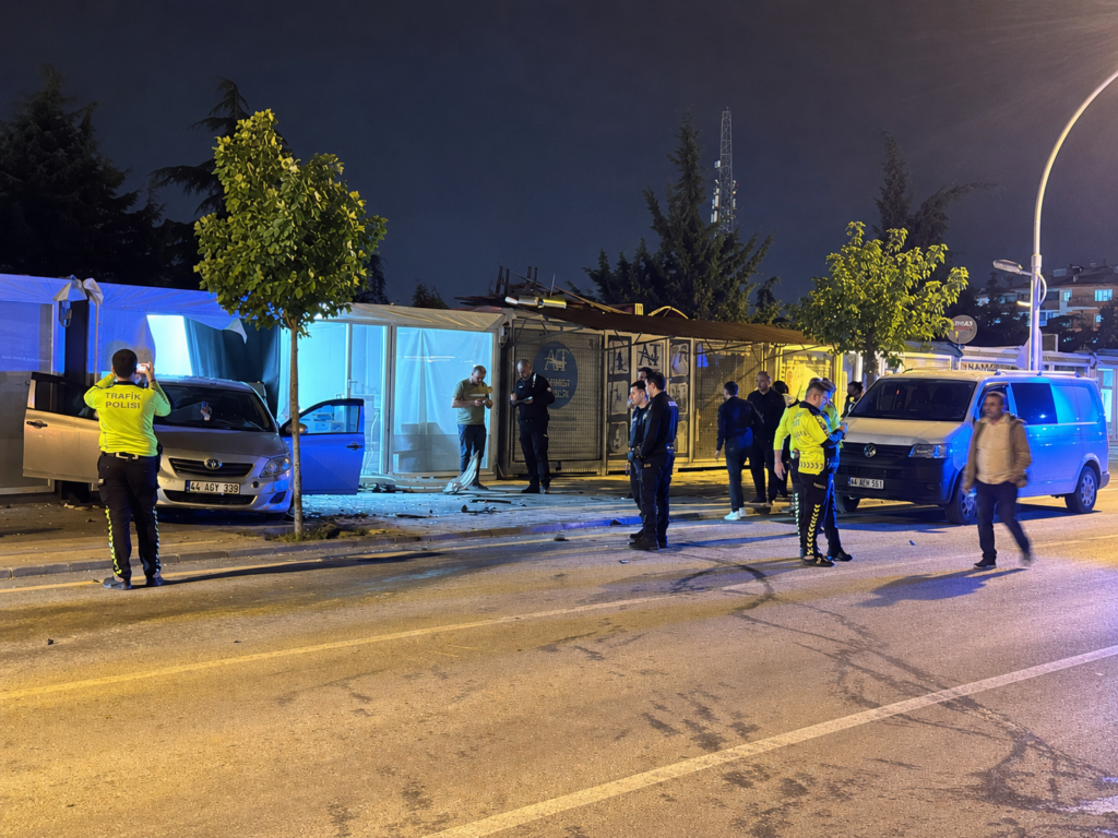 Güney Kuşak Yolu’nda Kaza: Araçlar Savrulup İş Yeri Ve Direğe Çarptı