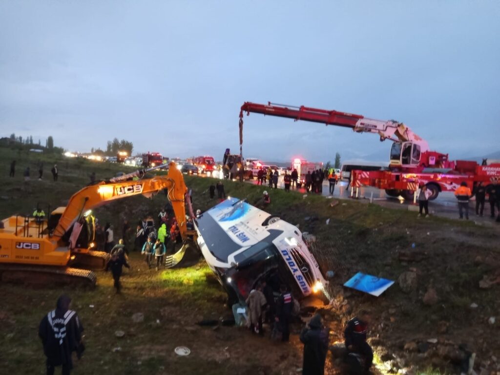Otobüs Kazasında Yaralılar Hastanelere Kaldırılıyor