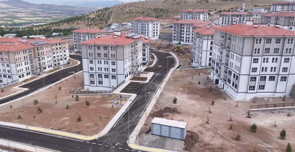 Vali Yavuz: “9 Temmuz’dan İtibaren Akoğuz Kışlası’ndaki Konutları Teslim Etmeye Başlıyoruz”