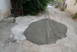 Beton Mikseri Sokağa Harcı Döküp Gitti, Muhtar Ateş Püskürdü