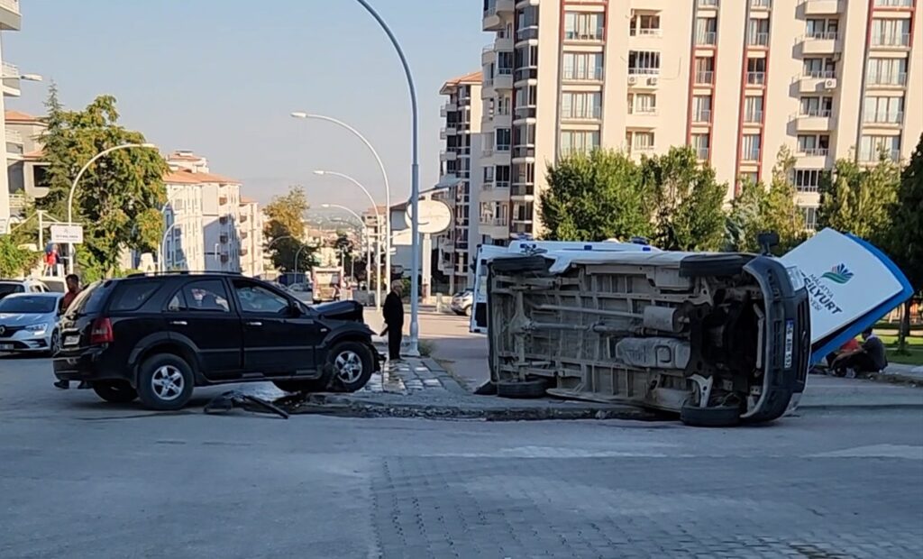 Çarpışmanın Etkisiyle Minibüs Devrildi: 4 Yaralı