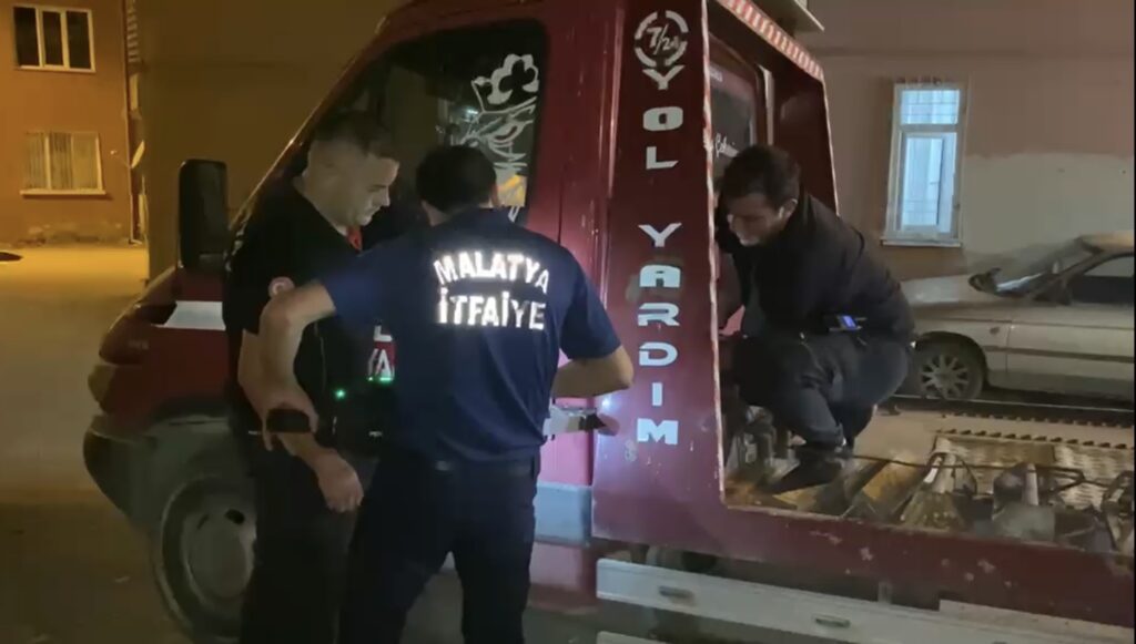 Çekicinin Demir Aksamına Sıkışan Kedi İtfaiye Tarafından Kurtarıldı