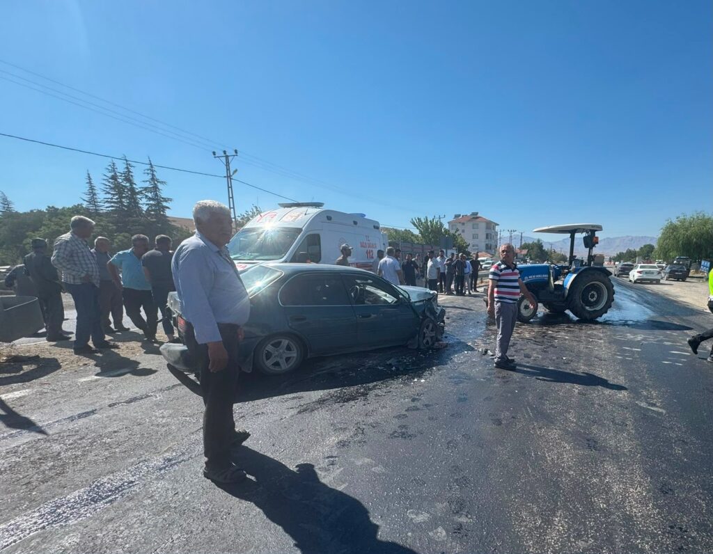 Doğanşehir’de Otomobil Traktöre Çarptı: 3 Yaralı