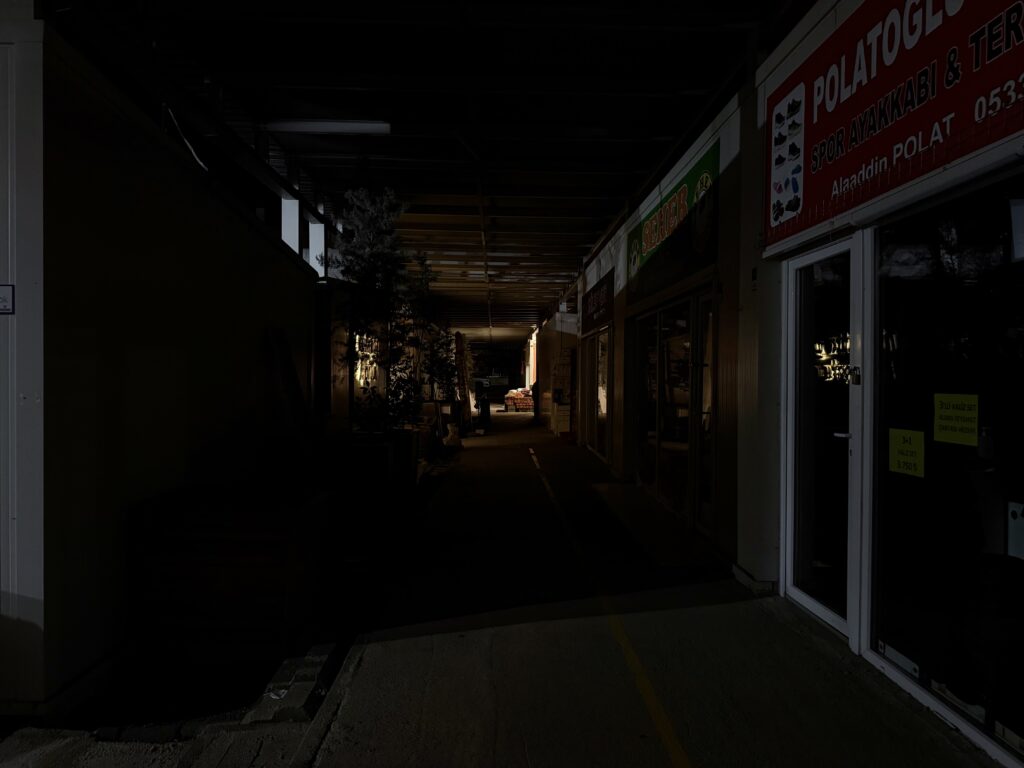 Geçici Ticaret Merkezi Karanlıkta, Esnaf Çözüm Bekliyor