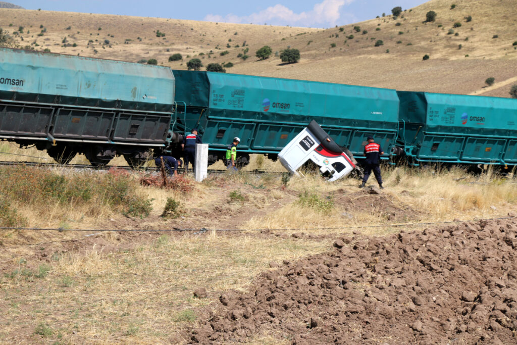 Hemzemin Geçitte Korkutan Çarpışma: Yük Treni Kamyona Çarptı