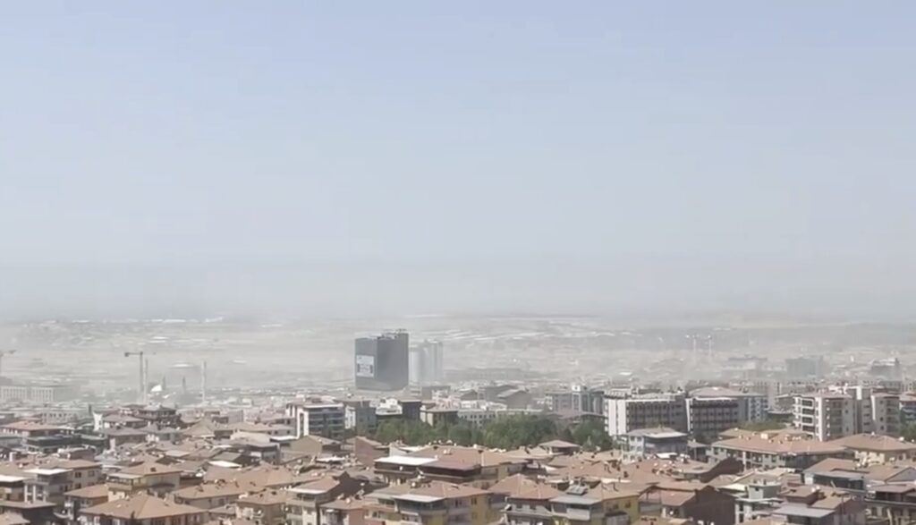 Malatya Toz Altında! Şiddetli Rüzgâr İnşaat Sahalarını Havalandırdı