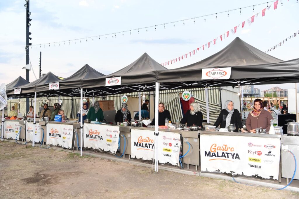 Malatya’da Ev Hanımları Yöresel Yemek Yarışmasında Maharetlerini Sergiledi