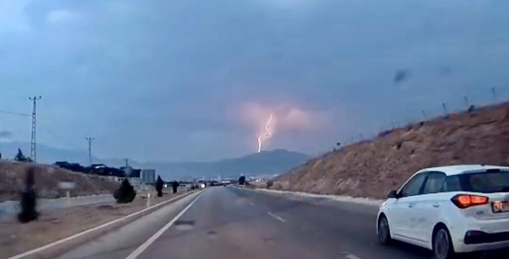Malatya’da Yıldırımın Düştüğü An Kamerada