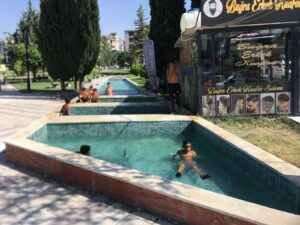 Sıcaktan Bunalan Çocukların Serinlik Adresi Süs Havuzu Oldu