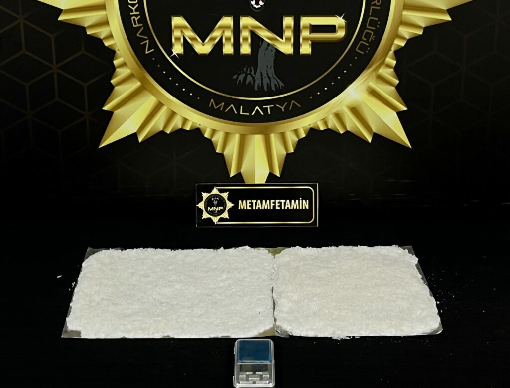 Sokak Satıcısına Fiziki Takip: 900 Gram Metamfetamin Ele Geçirildi