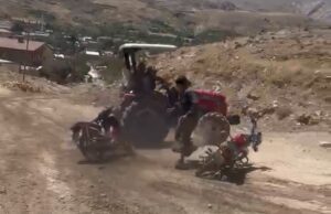 Traktörü Kalabalığın Üzerine Sürdü: Köy Korucusu Ağır Yaralandı