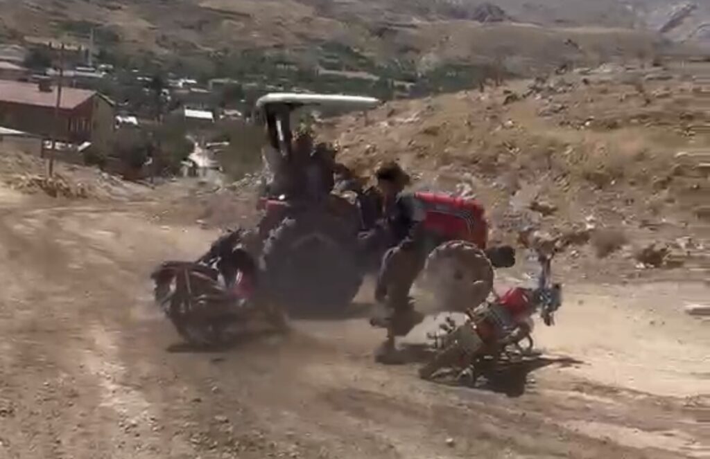 Traktörü Kalabalığın Üzerine Sürdü: Köy Korucusu Ağır Yaralandı