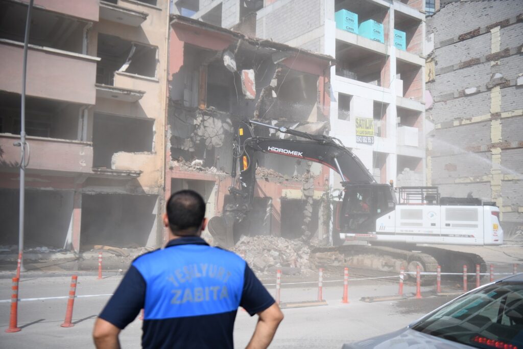 Yeşilyurt’ta Riskli Yapıya Müdahale: Üç Katlı Metruk Bina Yıkıldı