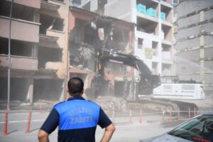 Yeşilyurt’ta Riskli Yapıya Müdahale: Üç Katlı Metruk Bina Yıkıldı