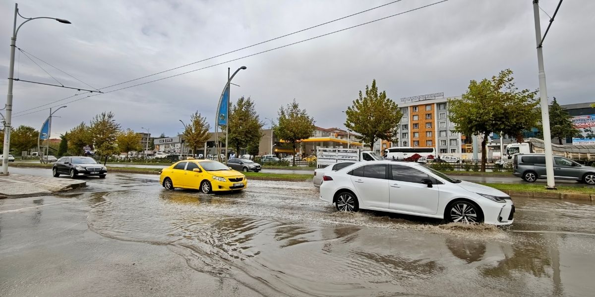Malatya’da Sağanak Hayatı Olumsuz Etkiledi! Çevreyolunda Sürücüler Zor Anlar Yaşadı
