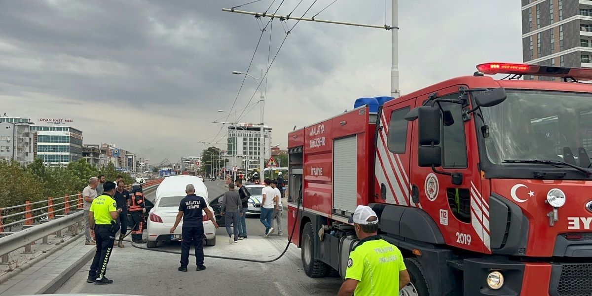 Malatya’da Seyir Halindeki Otomobilin Motorunda Yangın