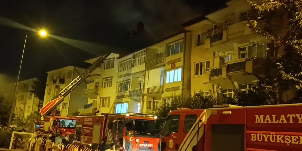 Malatya’da 4 Katlı Binanın Çatısında Yangın
