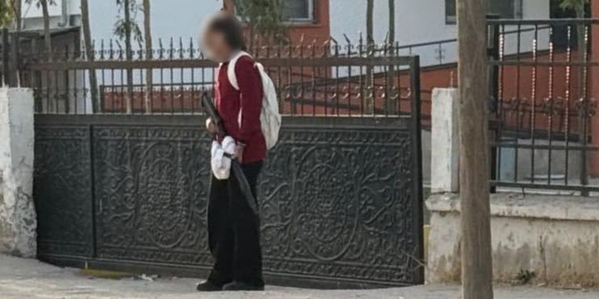 Van’da Okul Önünde Silahlı Öğrenci Paniği! Elindeki Tüfekle Dakikalarca Bekledi