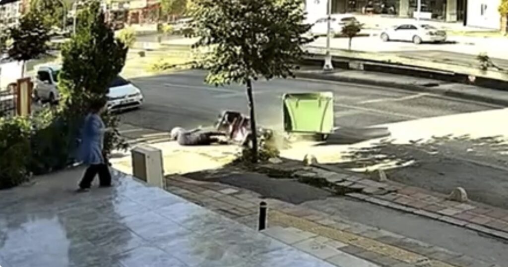 Kontrolden Çıkan Otomobil Motosiklete Çarptı: O Anlar Kamerada