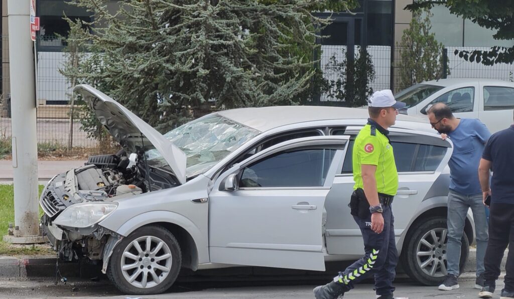 Malatya’da otomobil trambüs direğine çarptı: 2’si çocuk 4 yaralı
