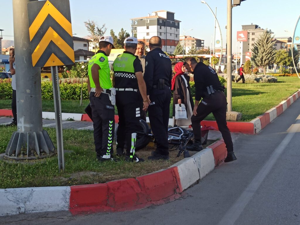Otomobilin Çarptığı Elektrikli Bisiklet Sürücüsü Ağır Yaralandı