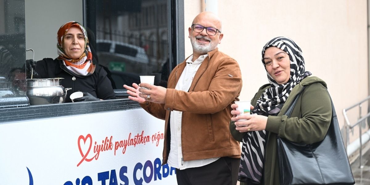 Yeşilyurt Belediyesi’nden Hastane Önünde Ücretsiz Çorba İkramı