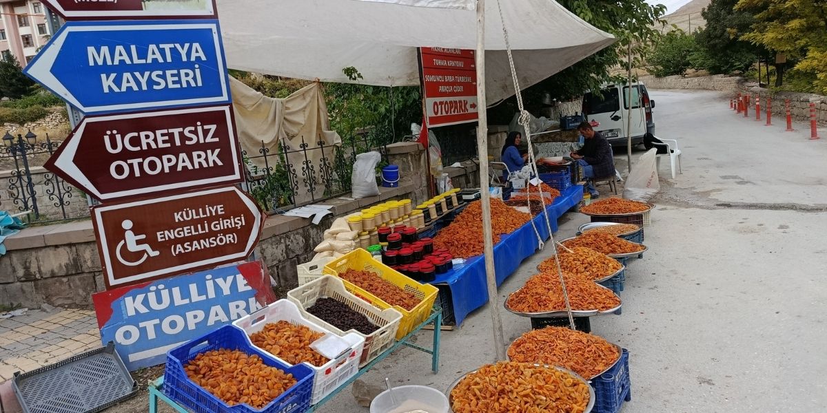 Somuncu Baba Külliyesi’ne Gelenler Yöresel Ürünlere de İlgi Gösteriyor