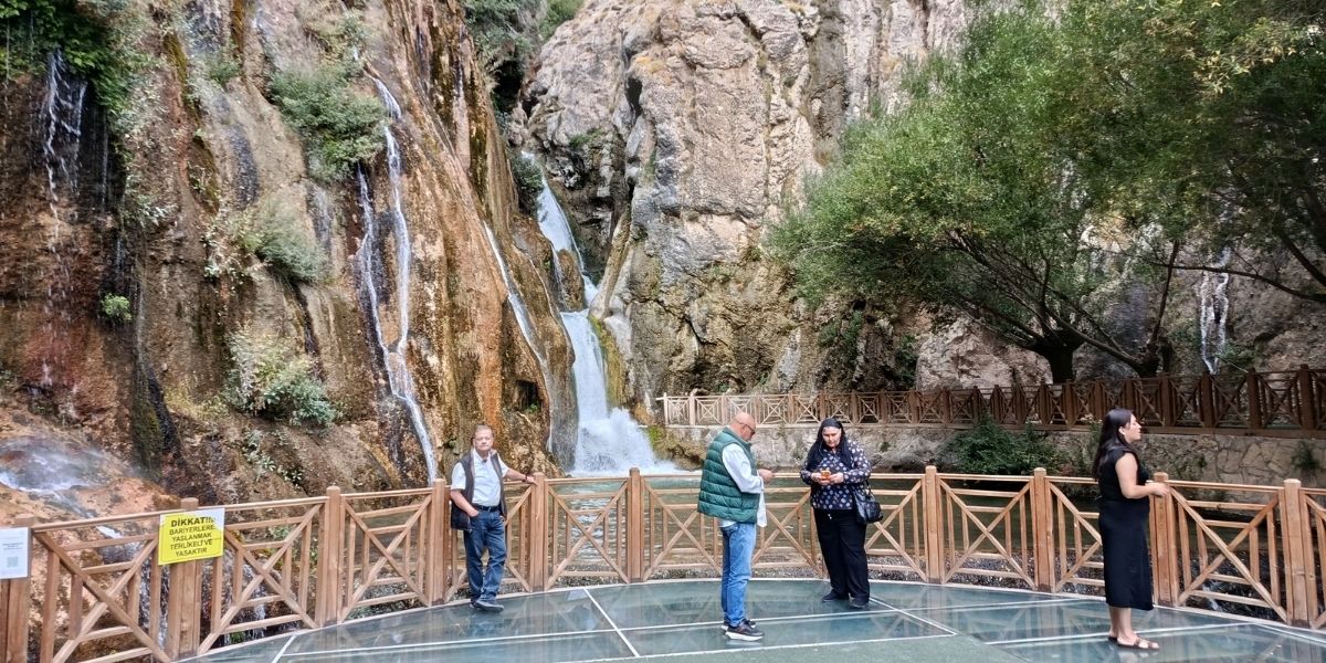 Günpınar Şelalesi Sonbaharda da Turistlerin Uğrak Noktası: Doğal Güzelliğiyle Büyülüyor