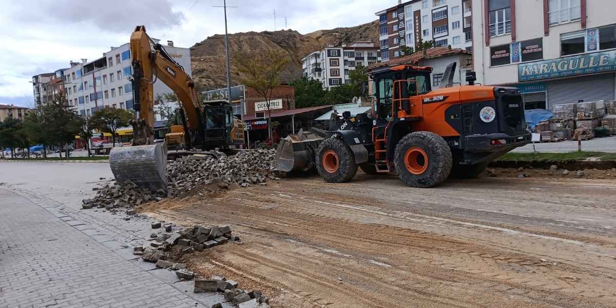 Malatya Darende’de D-300 Kara Yolunda Sıcak Asfalt Çalışması Başladı