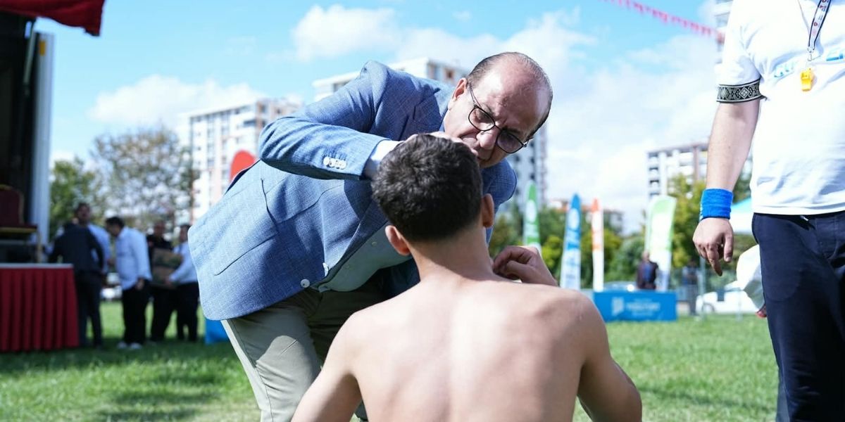 Başkan İlhan Geçit, Sakatlanan Minik Güreşçilerin Yardımına Koştu