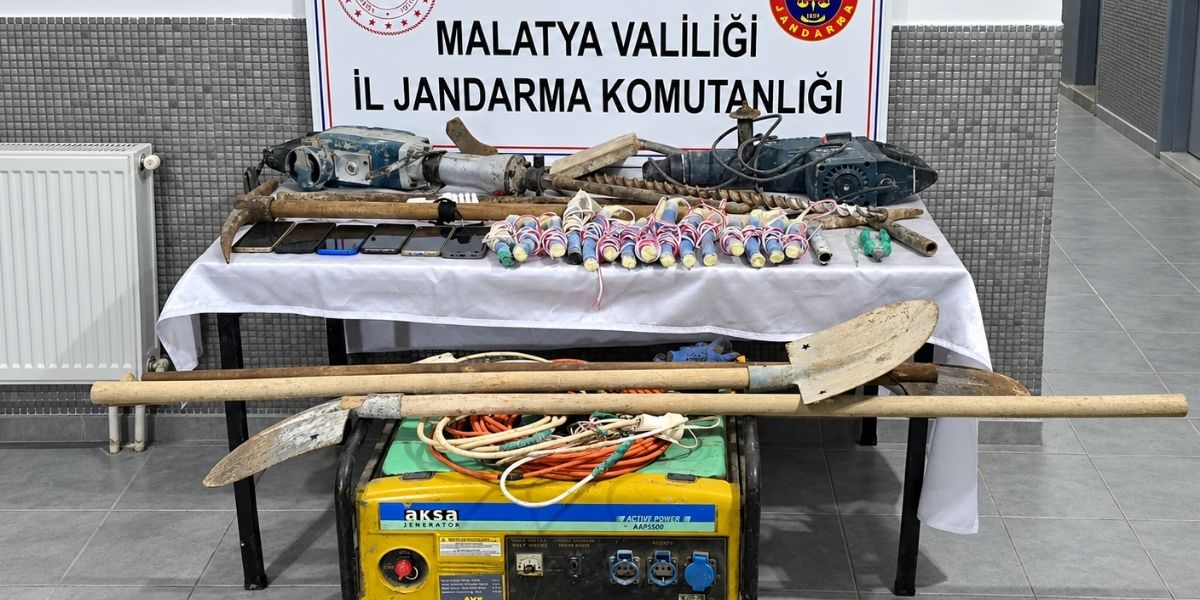 Darende’de Kaçak Kazı Operasyonu: 6 Kişi Suçüstü Yakalandı, 15 Dinamit Ele Geçirildi